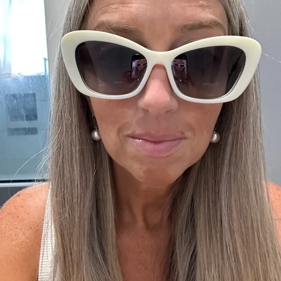 CHANEL white Cat Eye/Pearl Sunglasses - Picture 5 of 7